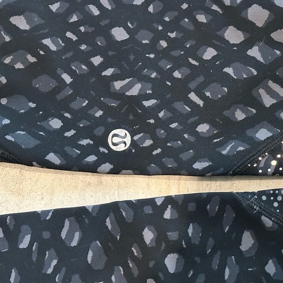 Lululemon leggings near new condition. Size 2 but will fit a 4 or slim 6 - Picture 6 of 6